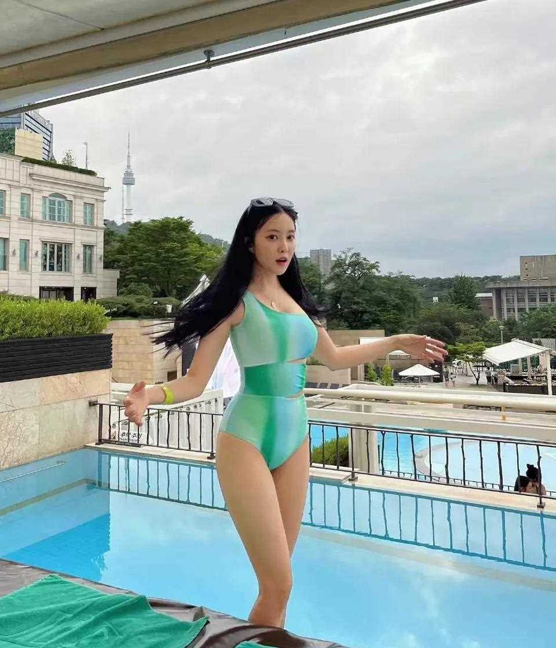 有网友晒出朴孝敏泳装照,她身穿绿色游泳衣躺在泳池边上,在这炎炎日
