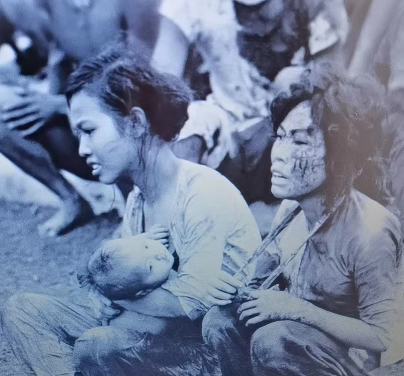 越南女人蒙着双眼被一名美国大兵抗在肩上,女人的命运无人知晓  照片