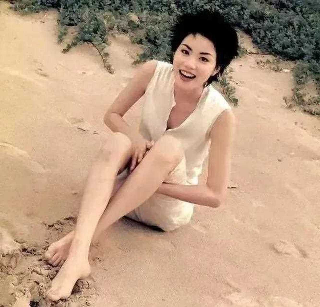 王菲24岁珍藏旧照被扒,未施粉黛却惊艳了时光,光脚席地而坐,没有一点