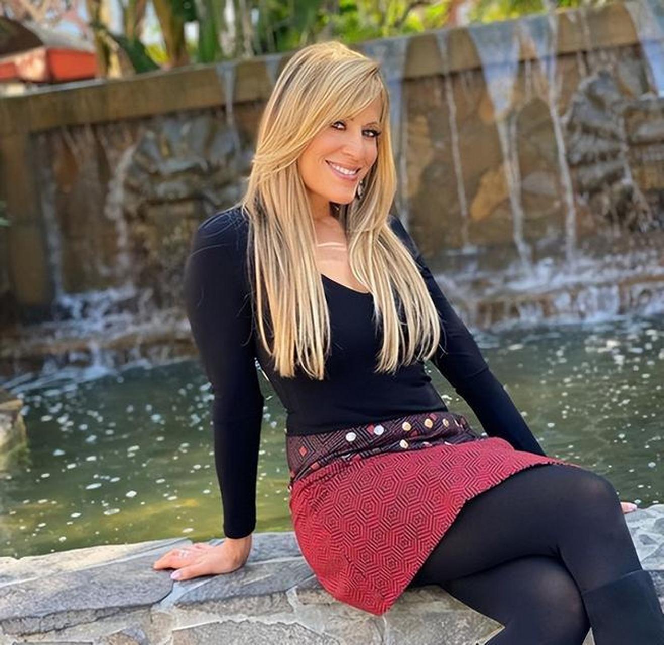 前wwe女选手,音色动人,为人孝顺,人称最美播报员莉莉安·嘉希娅