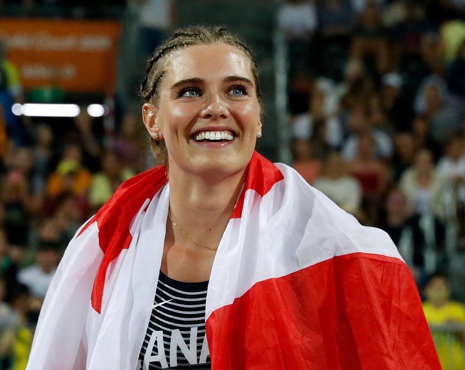 纽曼是2018 年英联邦运动会女子撑杆跳高的冠军,她创造了 4.75 米(15.