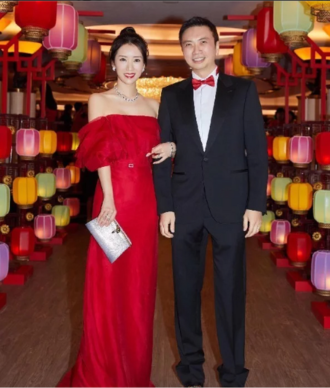 李念和富豪老公携手亮相,一袭低胸红裙性感妩媚,李念老公更像保安