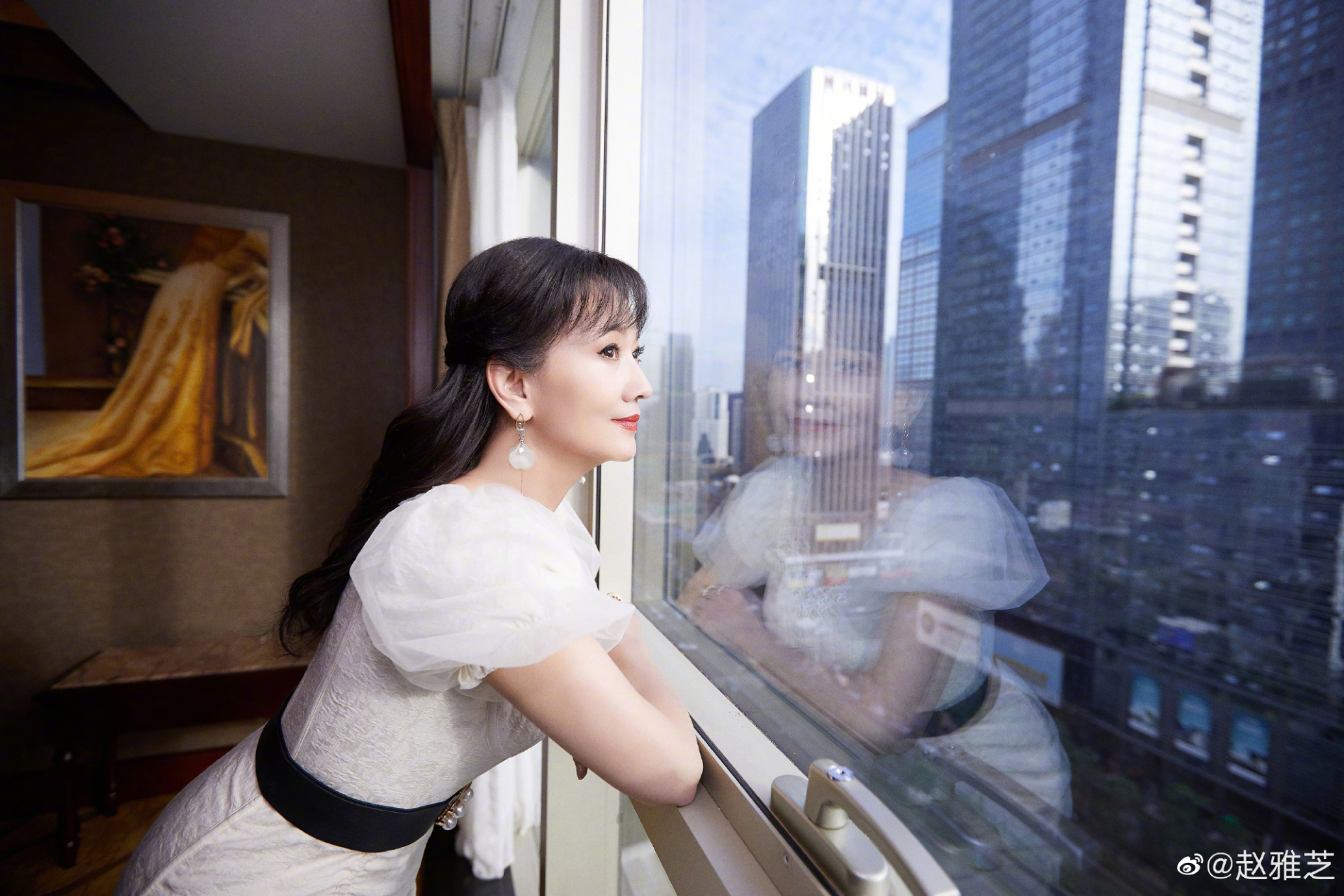 已经68岁的赵雅芝依旧保养得十分精致,照片中,赵雅芝身穿一件白色长裙