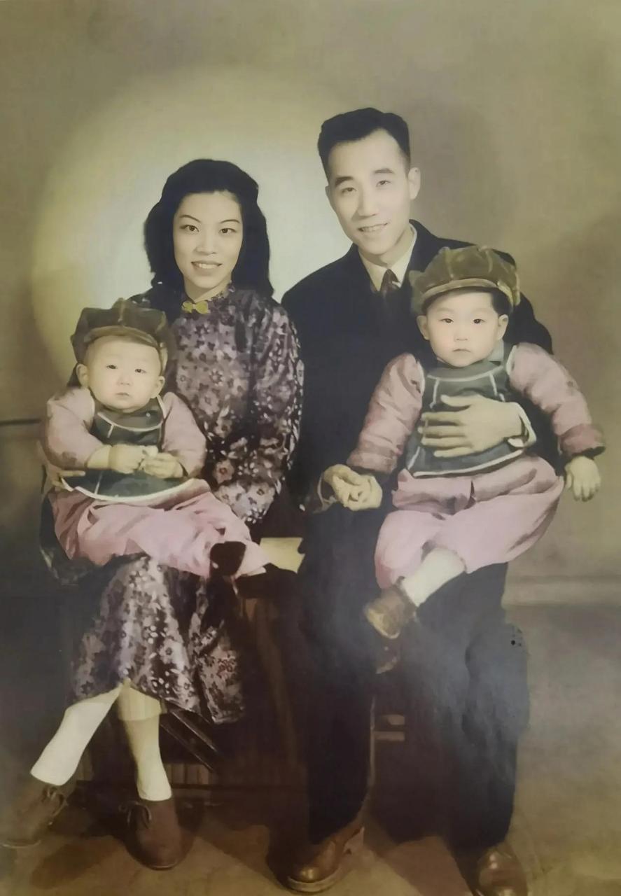 1947年的北京,侯宝林,王雅兰夫妇抱着儿子侯耀中和侯耀华的合影.