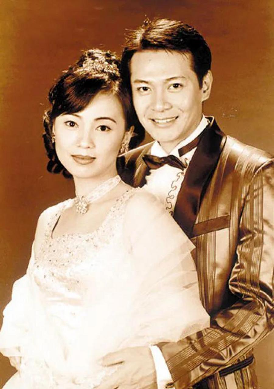 一次,金星问邓萃雯:"听说当年万梓良居然在大街上给你跪下了,是为什么