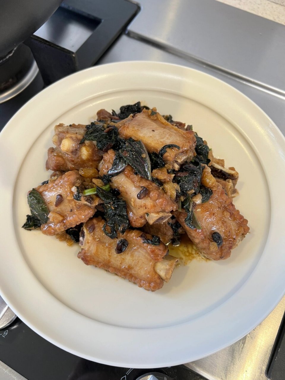 这口鲜我馋了一年:紫苏烧排骨  又到了一年品尝新鲜紫苏的季节.