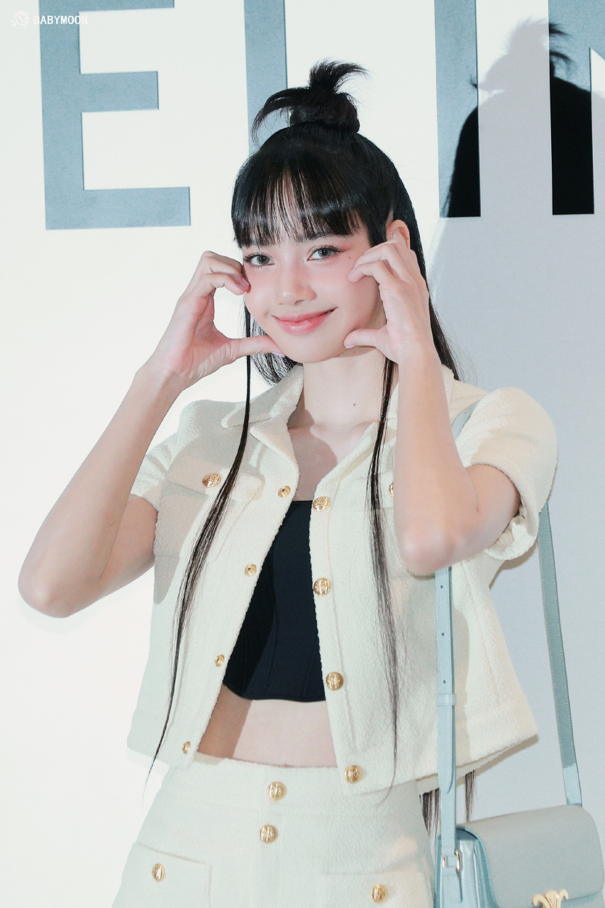 lisa出席celine首尔快闪店活动,身穿白色高腰西装,对镜头做比心,甜美