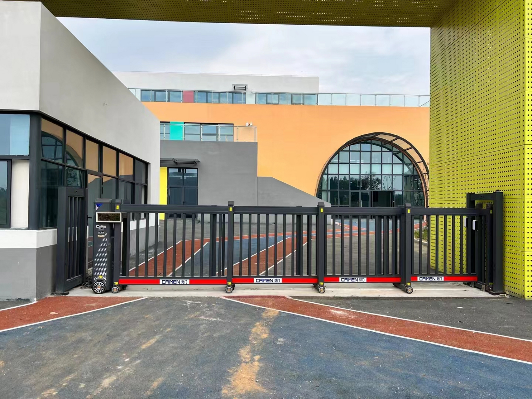 上海学校电动门的几个要点: 1.在运行状态下,遇到紧急情况,可以快速通