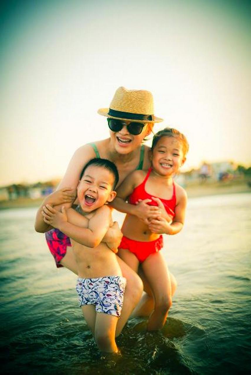 梅婷生了俩娃身材依然迷人,穿比基尼泳装在海边吸水,腰细腿长又丰腴