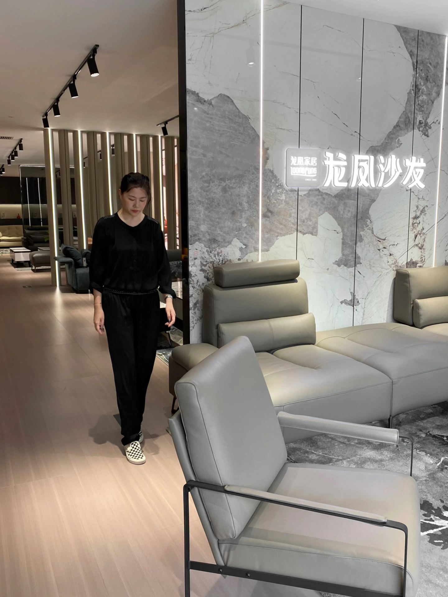 正好闺蜜新家马上交付了,今天陪她来逛这家上海本土的家居店选家具