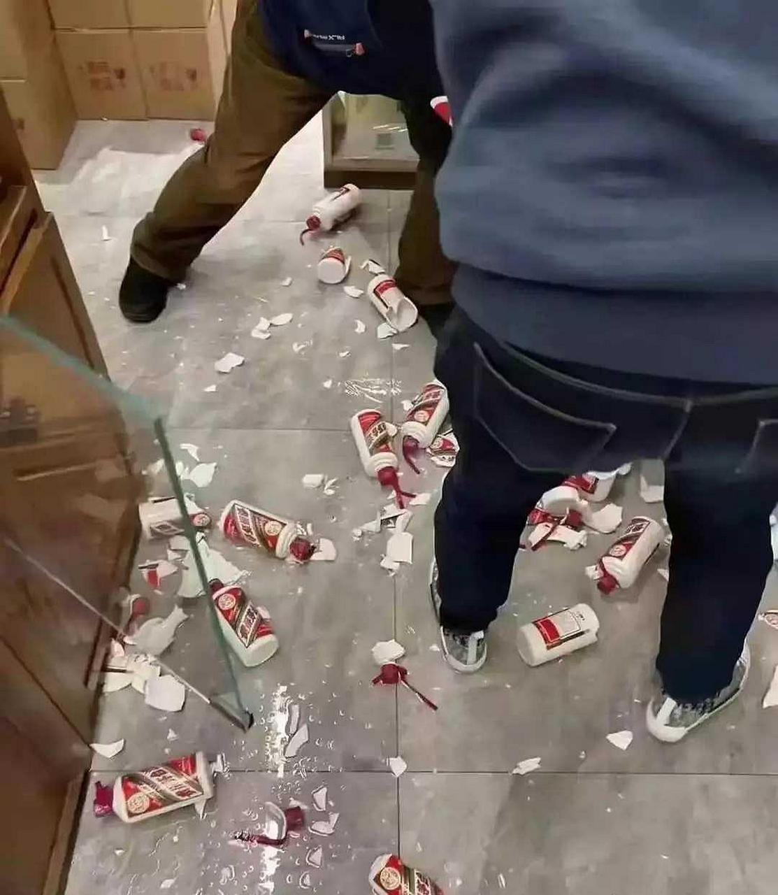 网友:上班第一天不小心打碎了几瓶酒,应该没事吧!