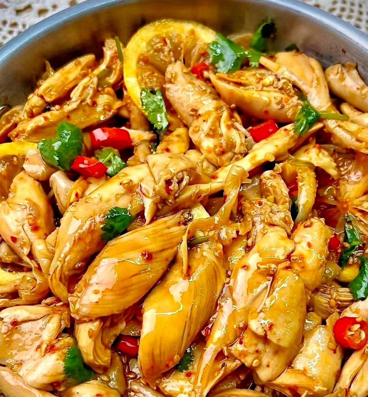 一盘凉鸡能够舒缓我因为一地鸡毛而烦躁的心情.