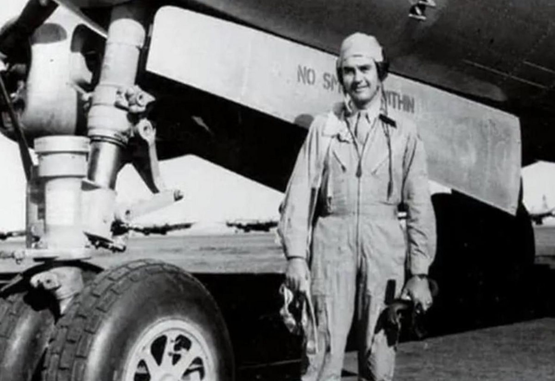 1945年,美国飞行员保罗奉命向日本投放原子弹,导致几十万日本人死亡