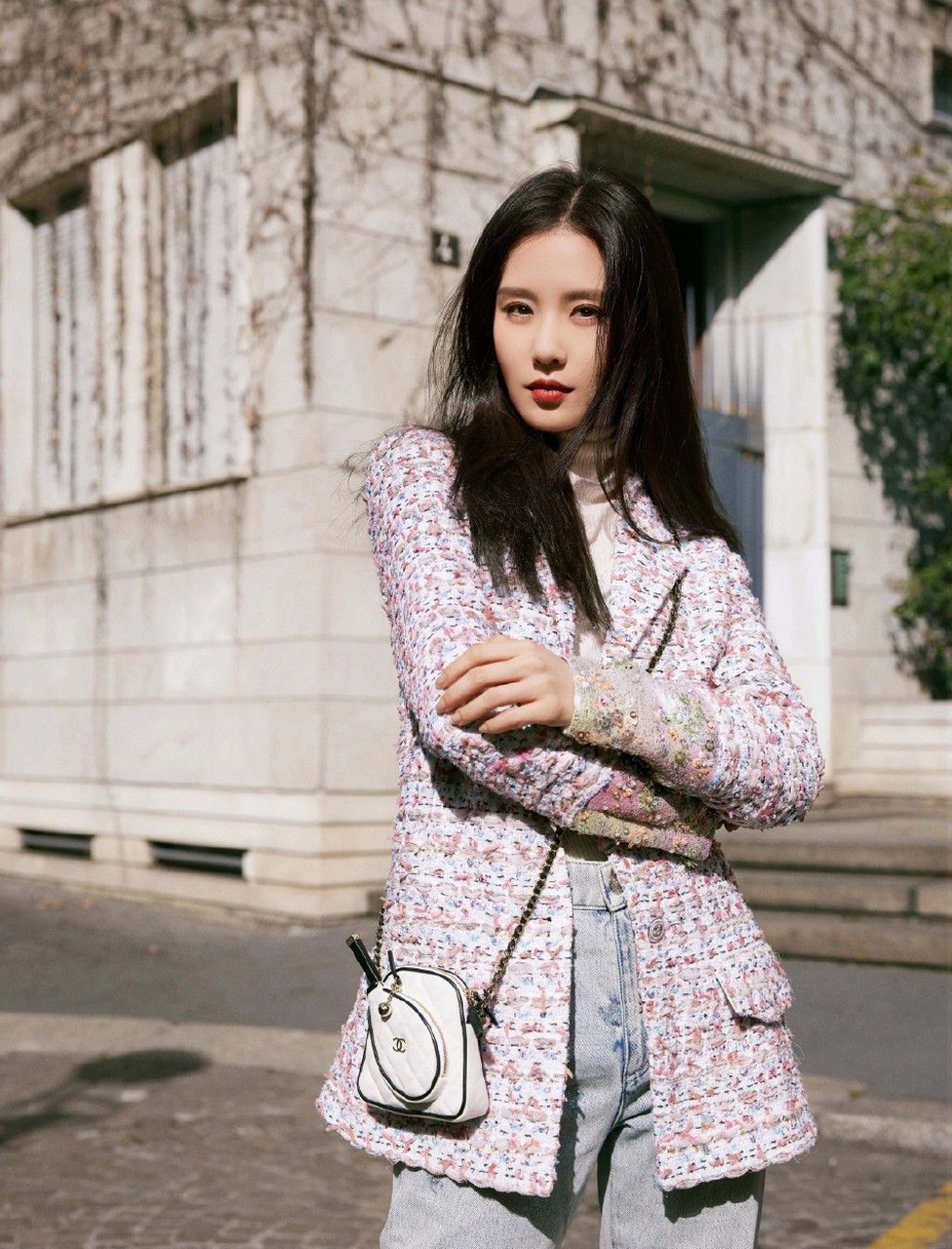 照片中她长发披散表情惬意,阳光照射在脸上灵动甜美.##刘诗诗