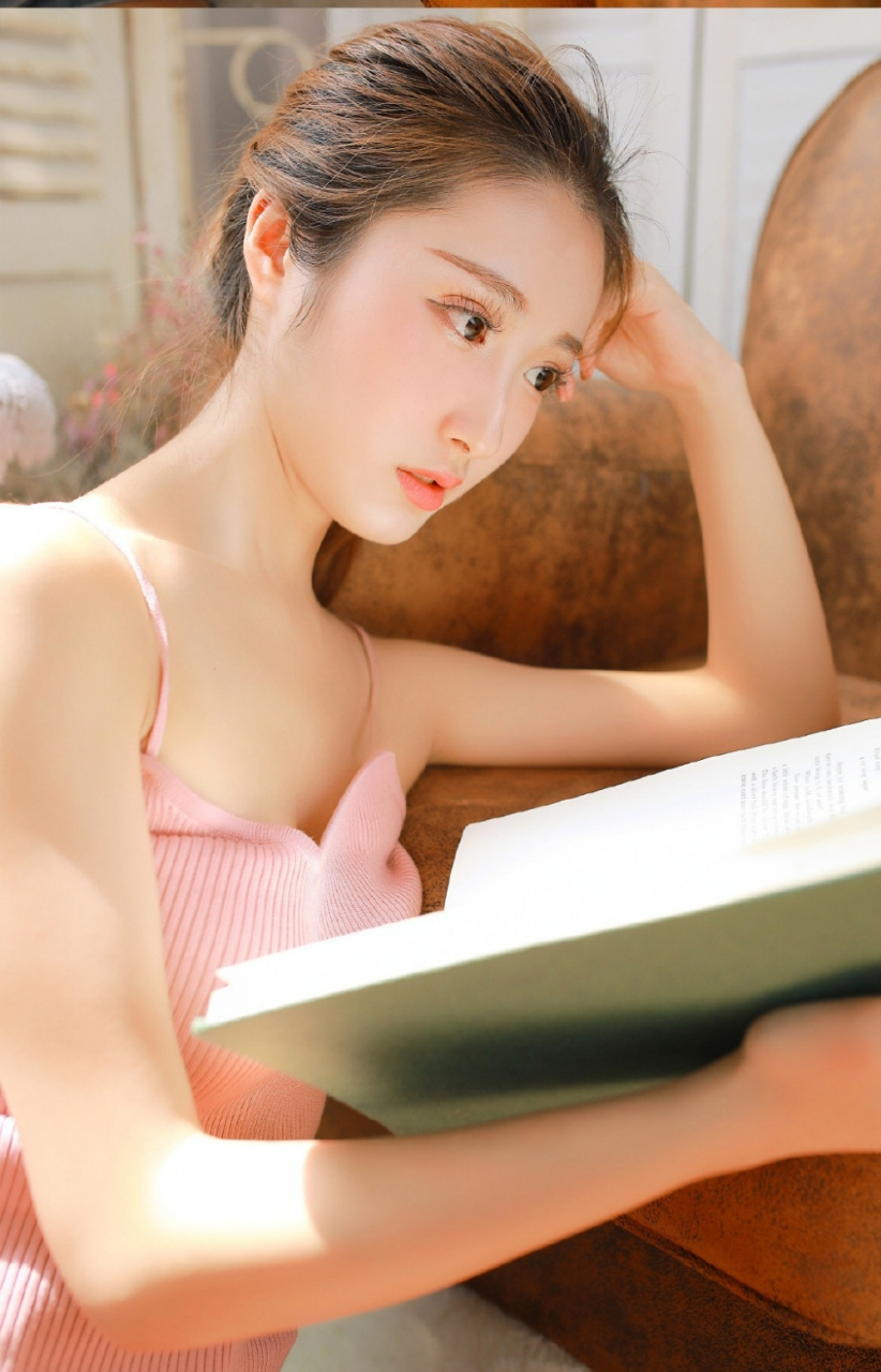 大眼睛吊带美女居家写真高清唯美