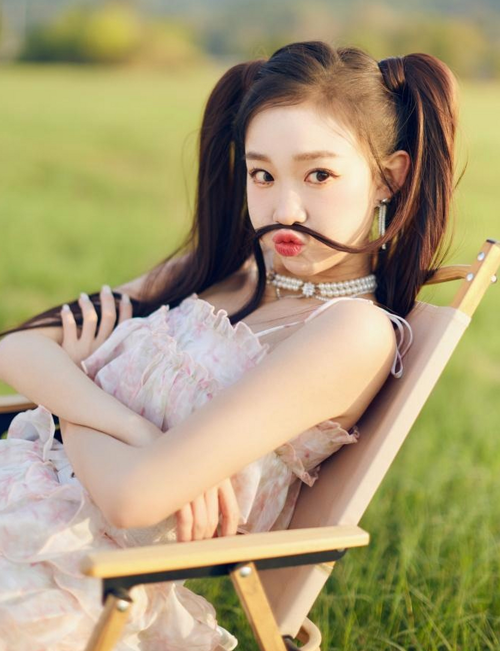 李子璇发布一组千禧风写真 甜美俏丽满屏少女感