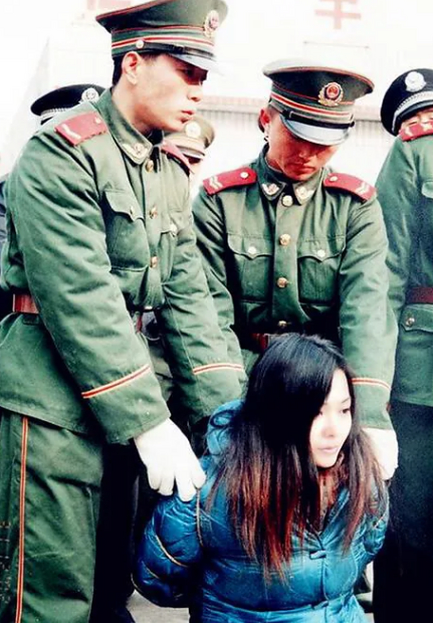 从照片来看,这名女死刑犯还很年轻,长相也很秀丽.