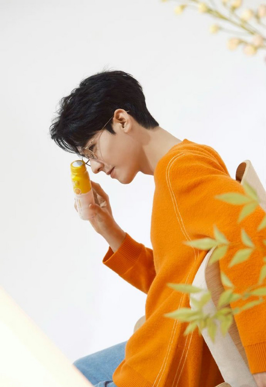 龚俊广告拍摄花絮图,阳光活力男大生!