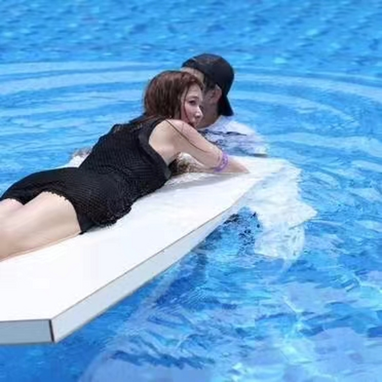 在水中拍摄综艺的林志玲,黄渤一直在旁边充当护花使者