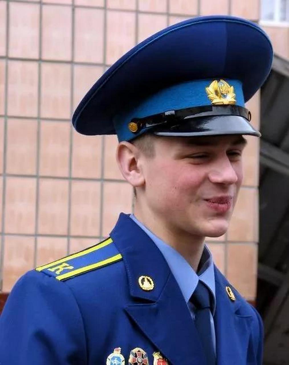 乌克兰新军装的最大变化是在军衔肩章标志中取消传统的五角星标志,用