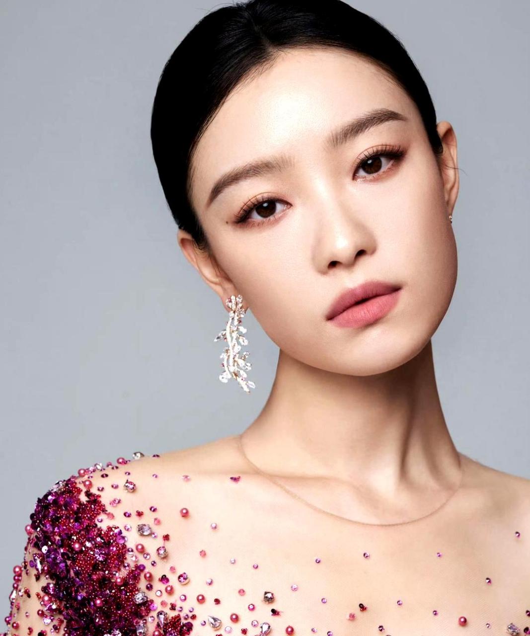 倪妮的贴头皮造型美丽动人!