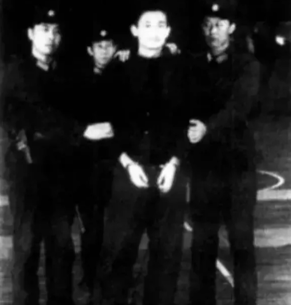 1981年3月21日,杀人团伙主犯吕海鹰被押赴刑场枪决,这是他在体育馆