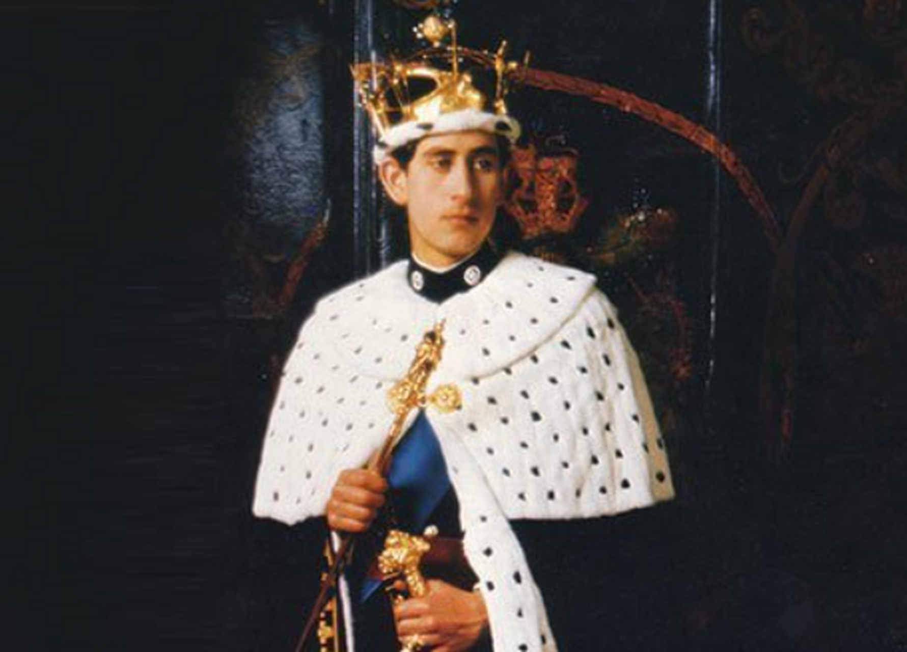 加冕仪式上的长袍决定引发争议!