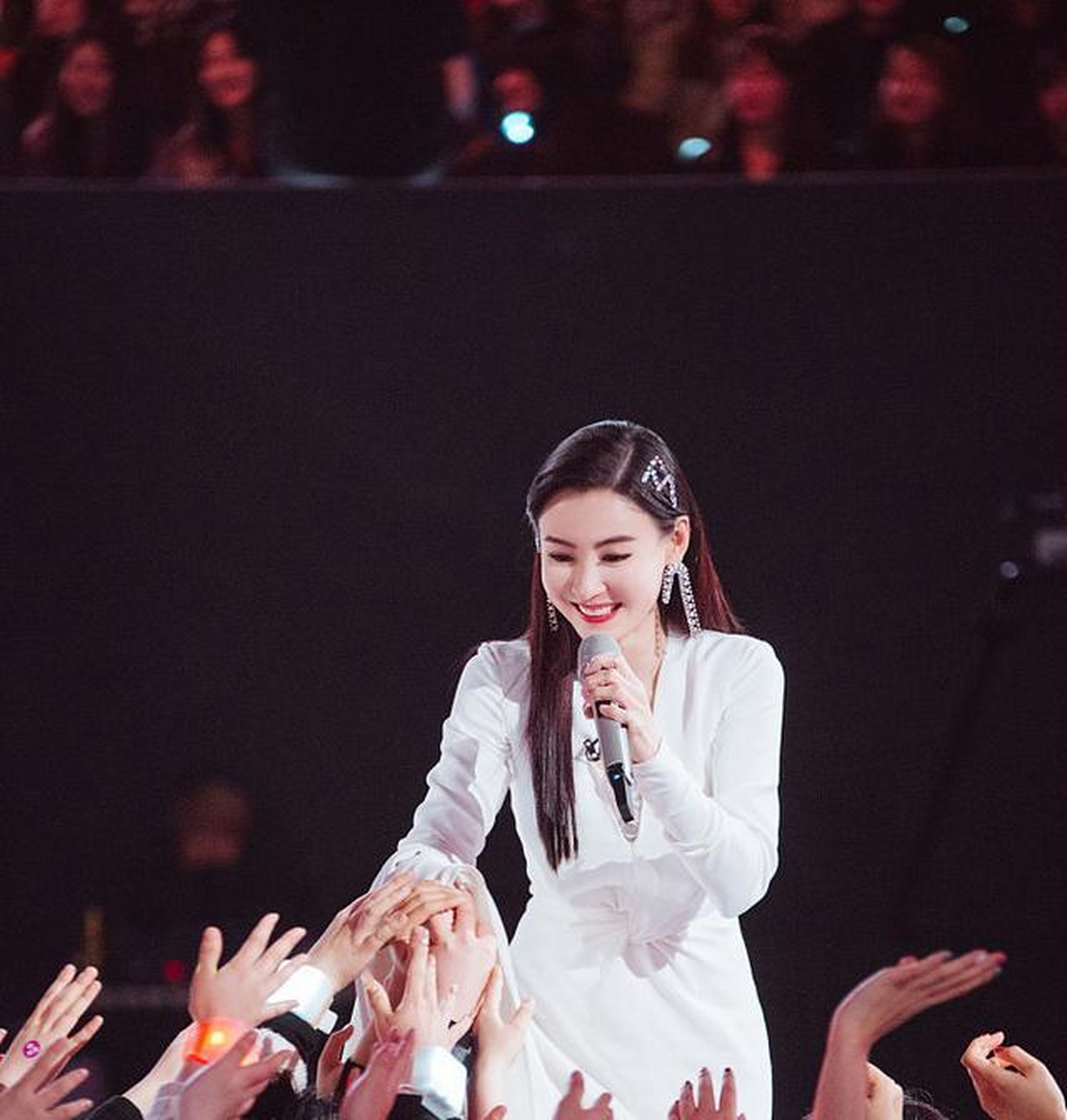 《浪姐2》那英组全员化"白衣仙女" 舞台深情演唱《逆光》勇敢前行[no]