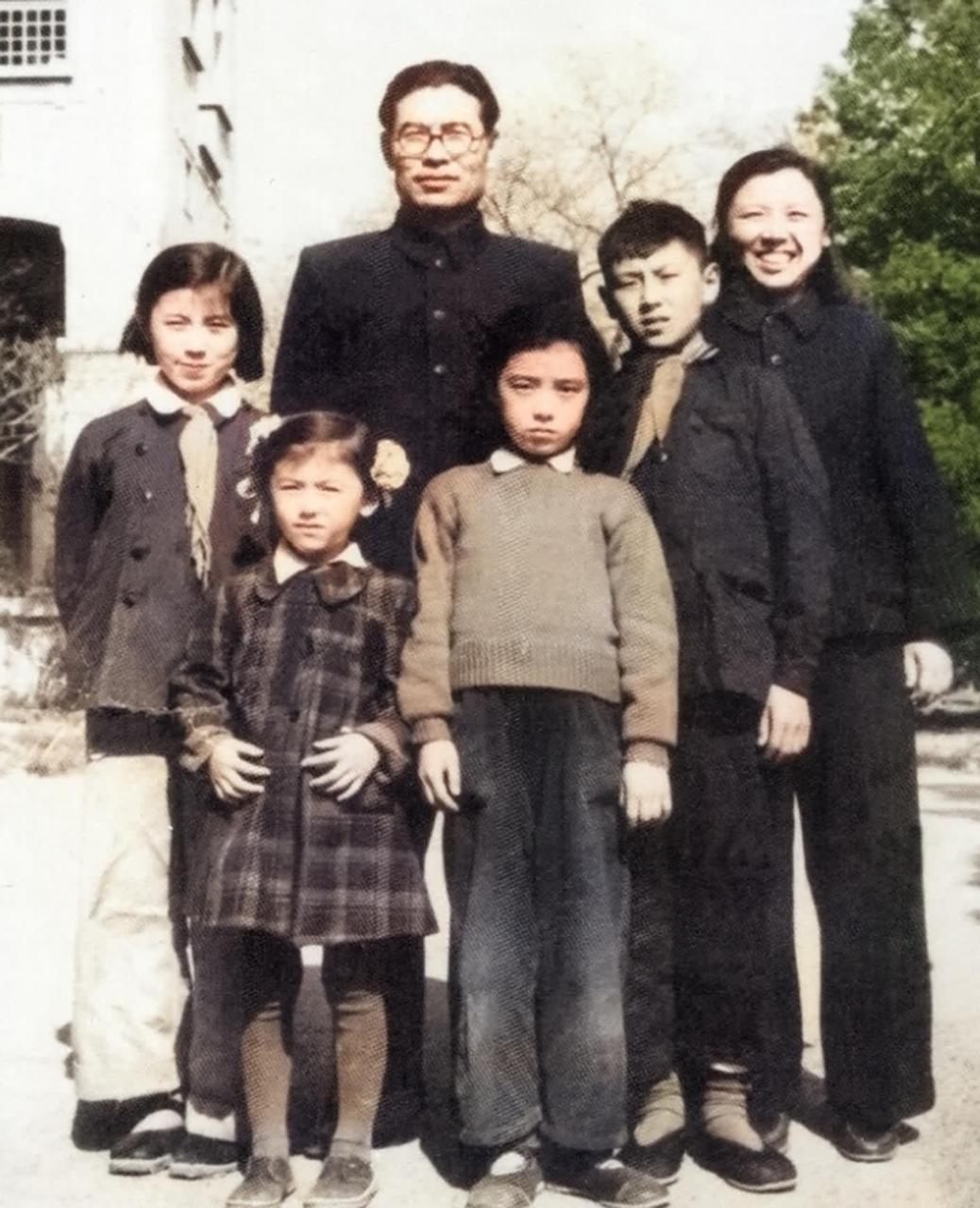 高饶与李力群共育有五个孩子,其中包括两个儿子:高轩和高燕生,以及三