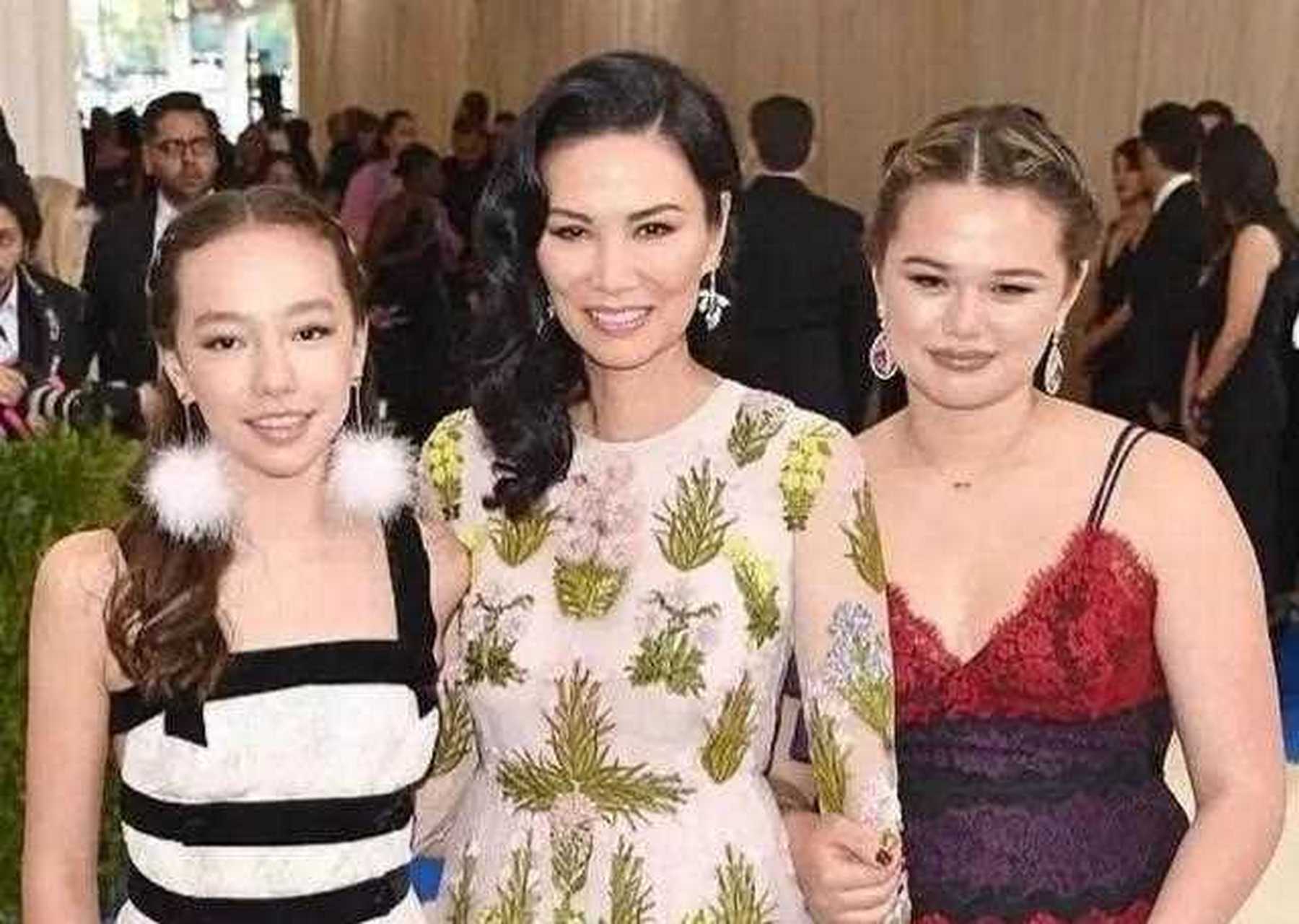 邓文迪与两个女儿的合影照!