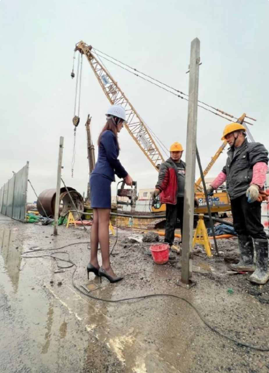 女领导来视察工作,这下半年的工程没十几个月做不了吧?