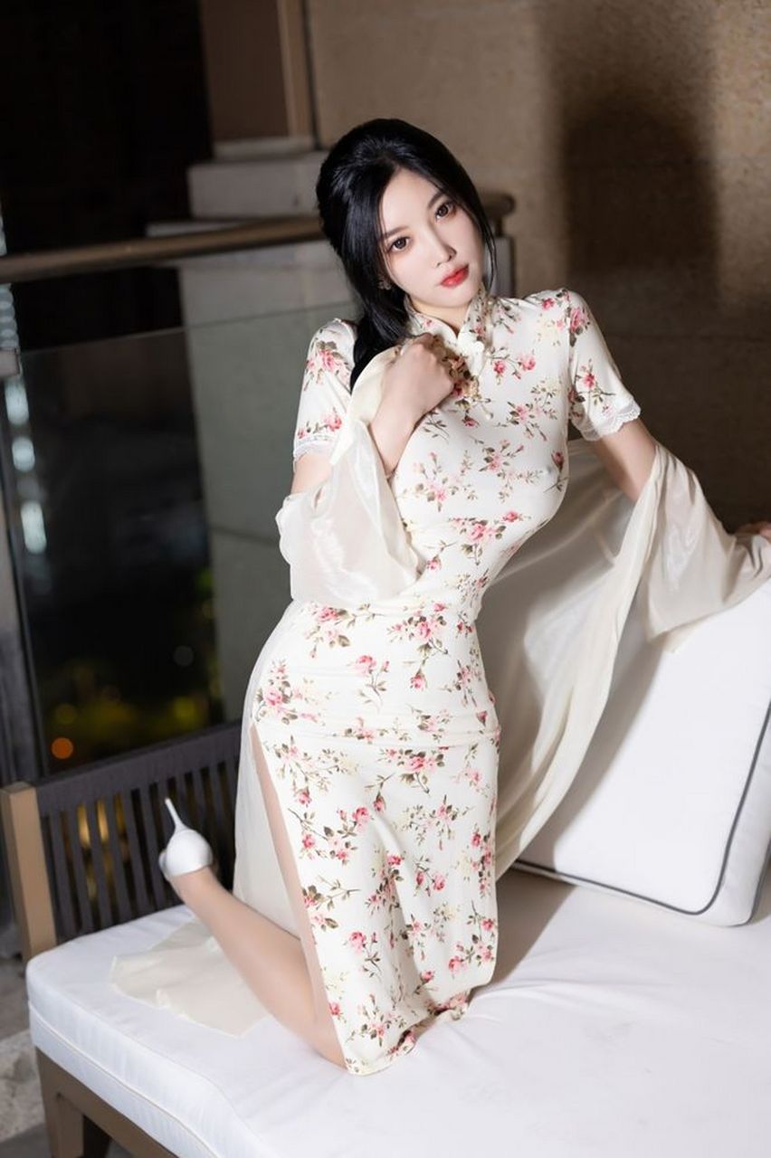 旗袍与肉色丝袜的搭配,展现了东方女性的独特魅力.