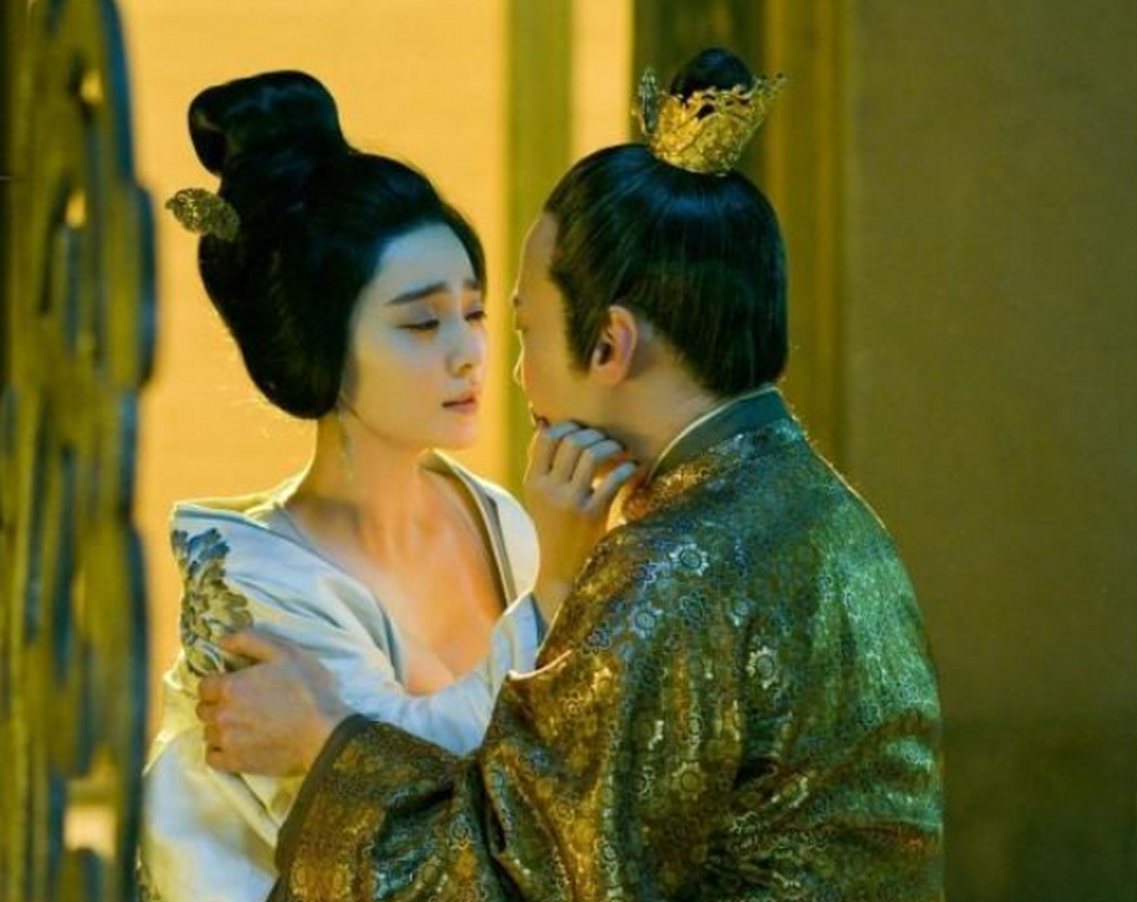 公元744年,安禄山又一次进入杨贵妃的寝宫,在里面和