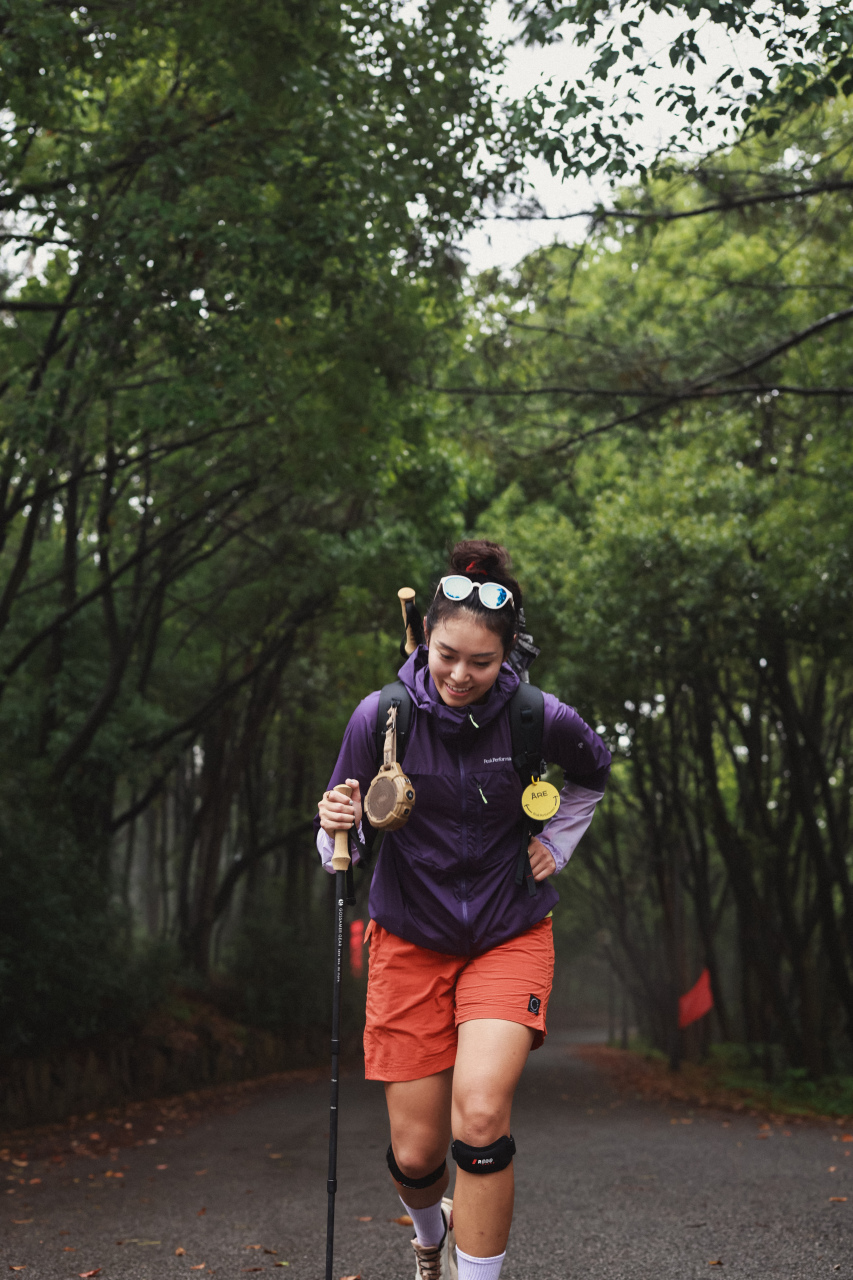 縱身一躍入山海 見山見海見人 也和無數山海間的故事相遇 照見每個人