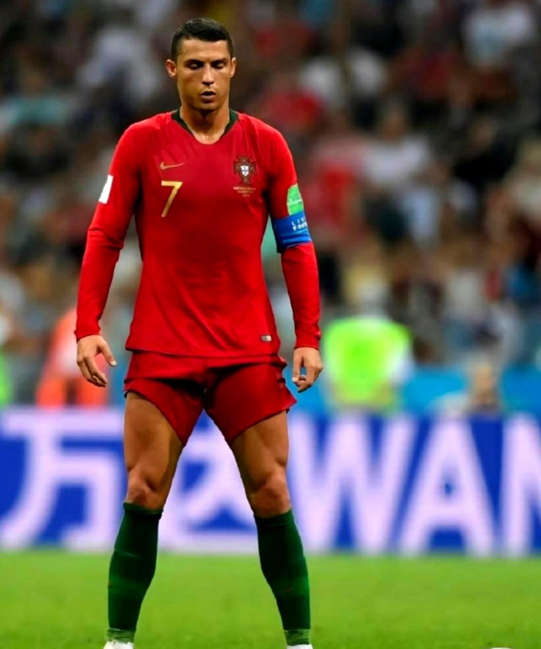 据说c罗这个极具个人特色的踢任意球姿势,是两岁就学会的.