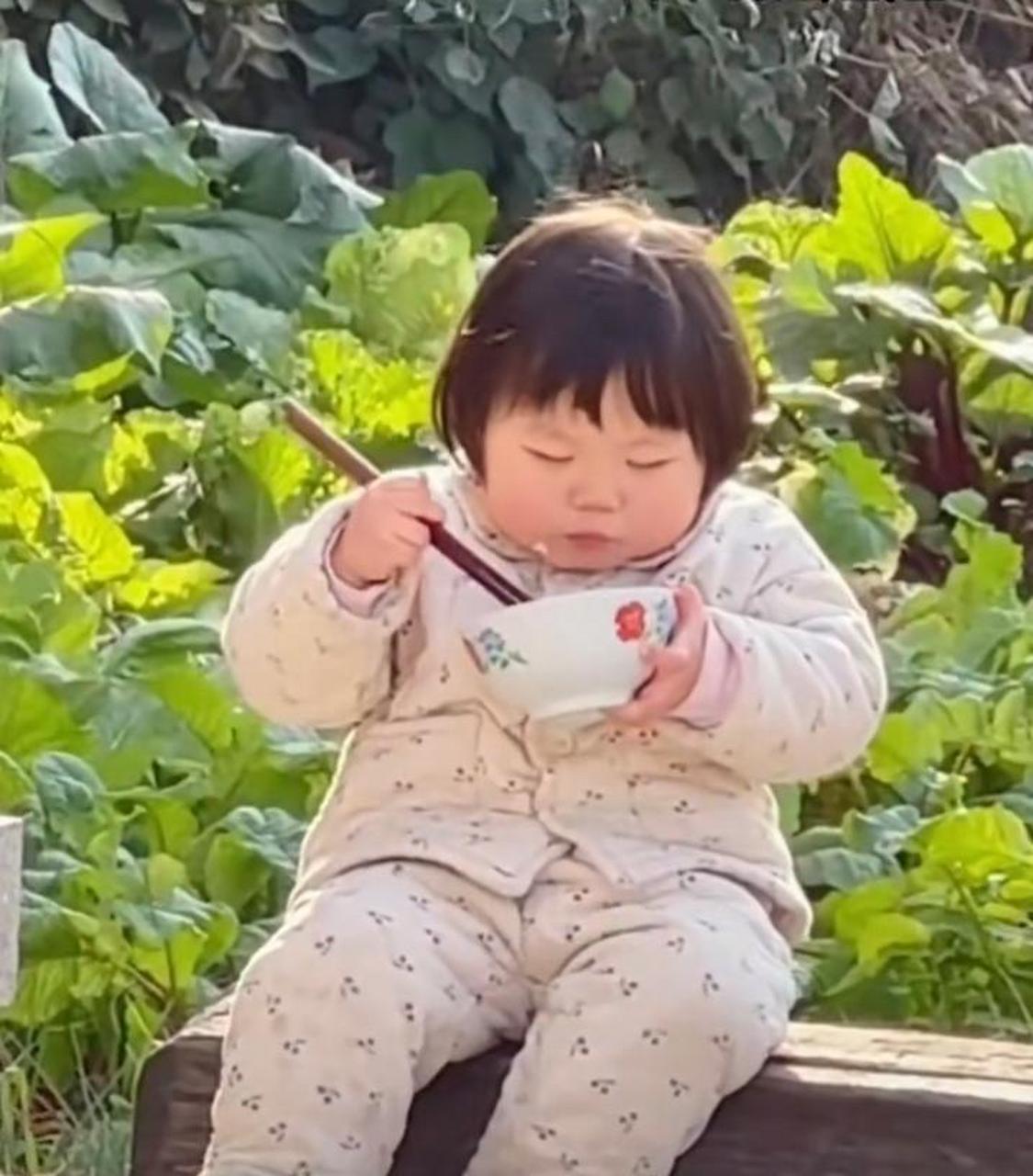 宝妈拍摄萌娃路边干饭,网友:真的很像过年的福娃娃,太可爱了.