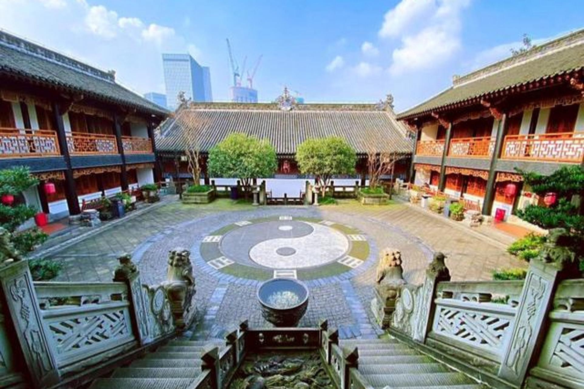 重庆关岳庙旅游攻略  位于重庆市渝中区较场口建设公寓的重庆关岳庙