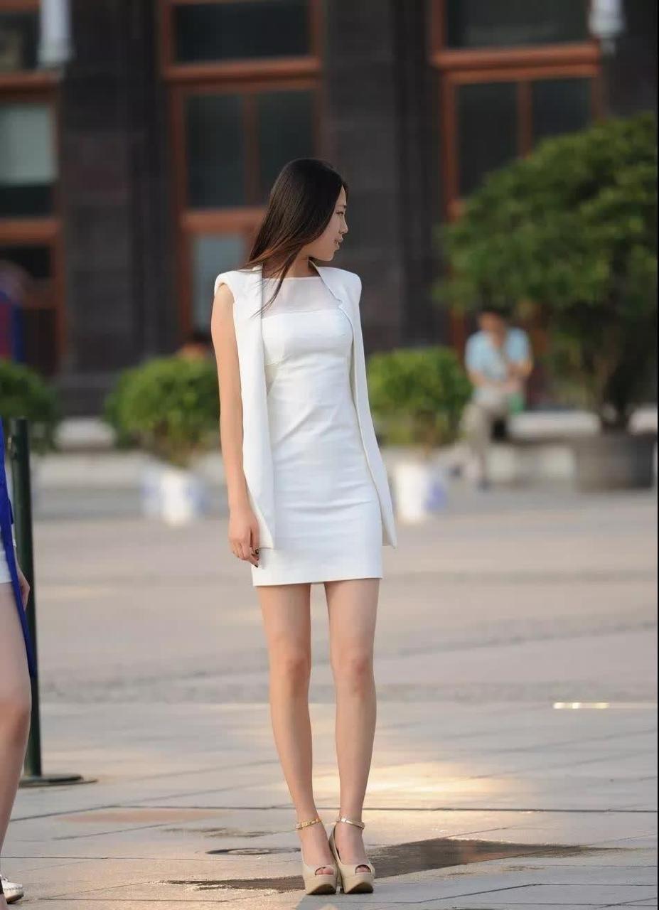 街拍:穿白色紧身包臀短裙的性靓丽女孩,这大长腿能有几人比?