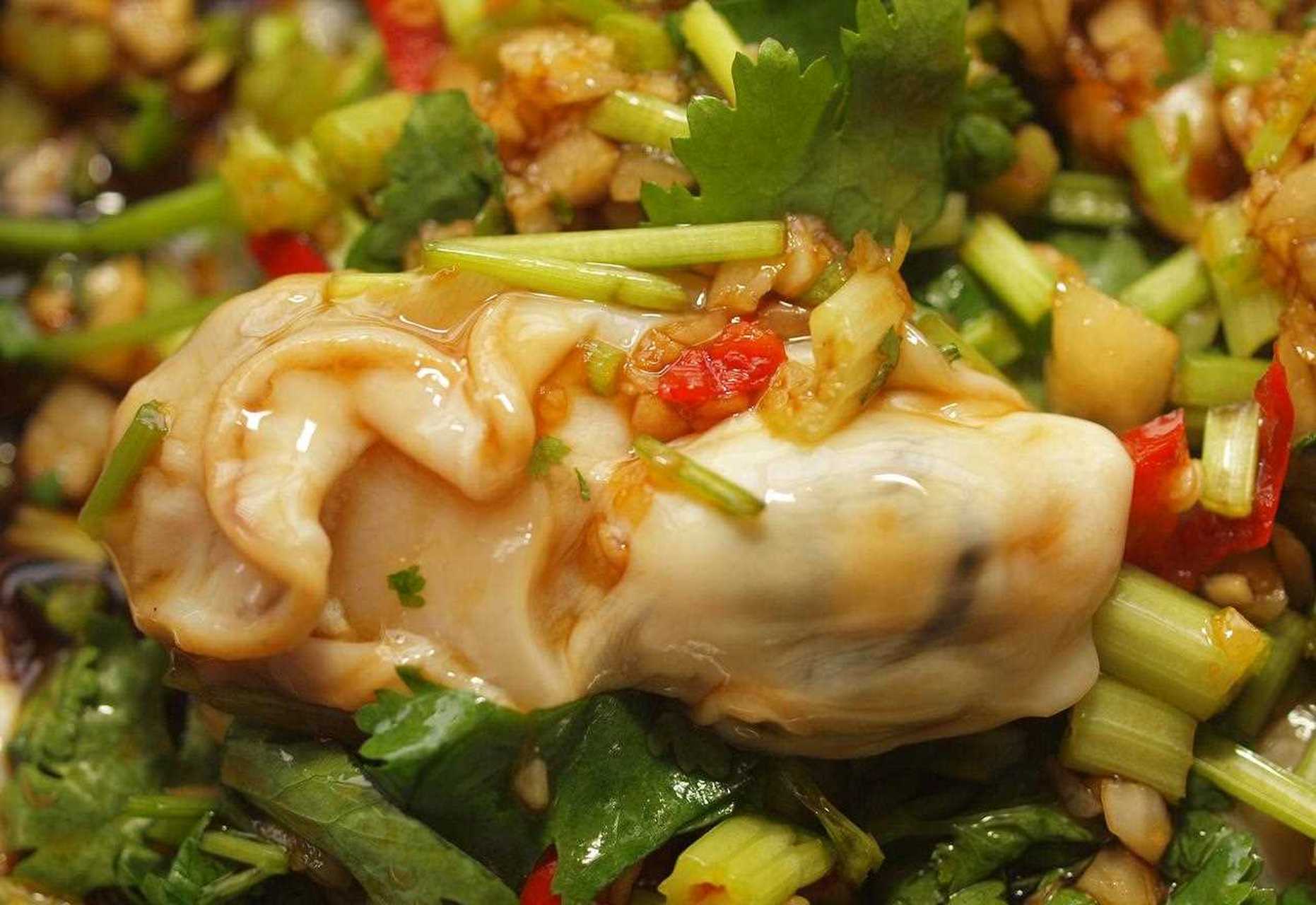 作为潮汕人,我觉得生腌生蚝最美味,看过《风味原产地·潮汕》的朋友