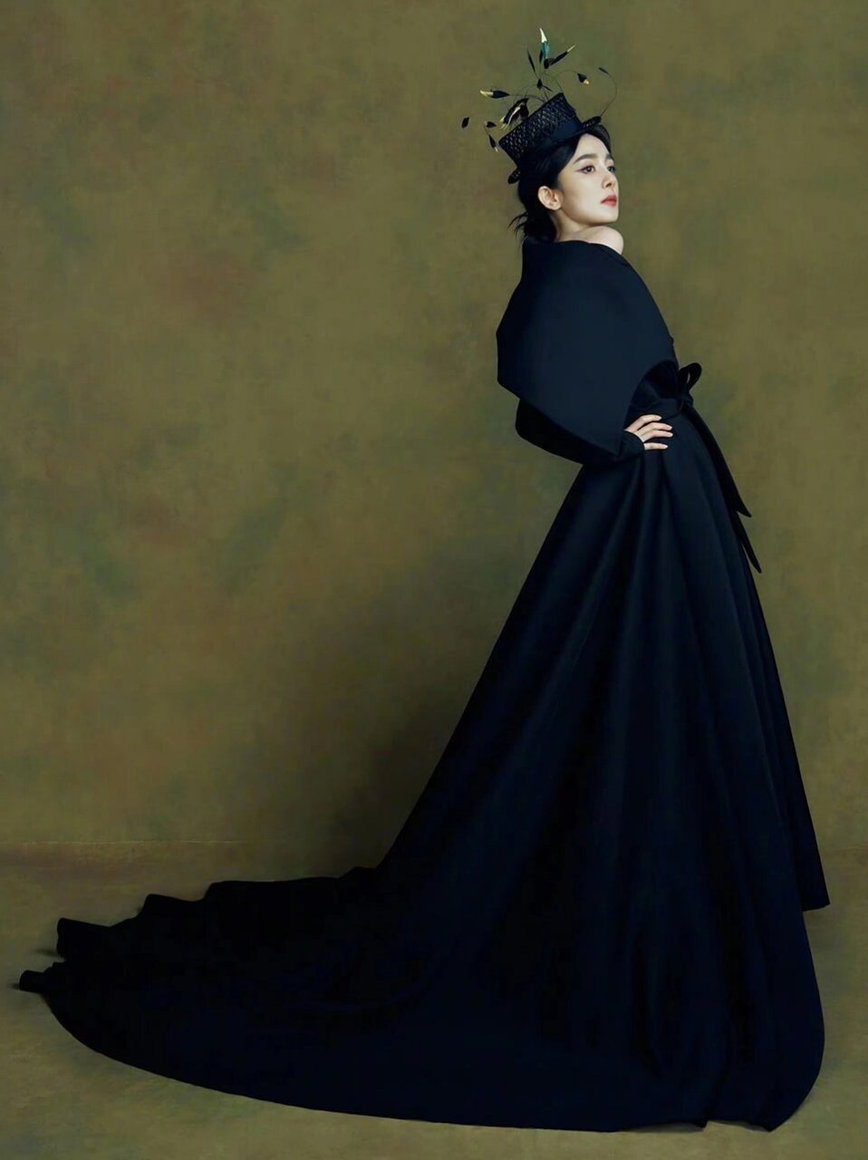 杨幂时尚cosmo十二月刊预告片  杨幂即将在时尚cosmo 十二月刊闭年刊