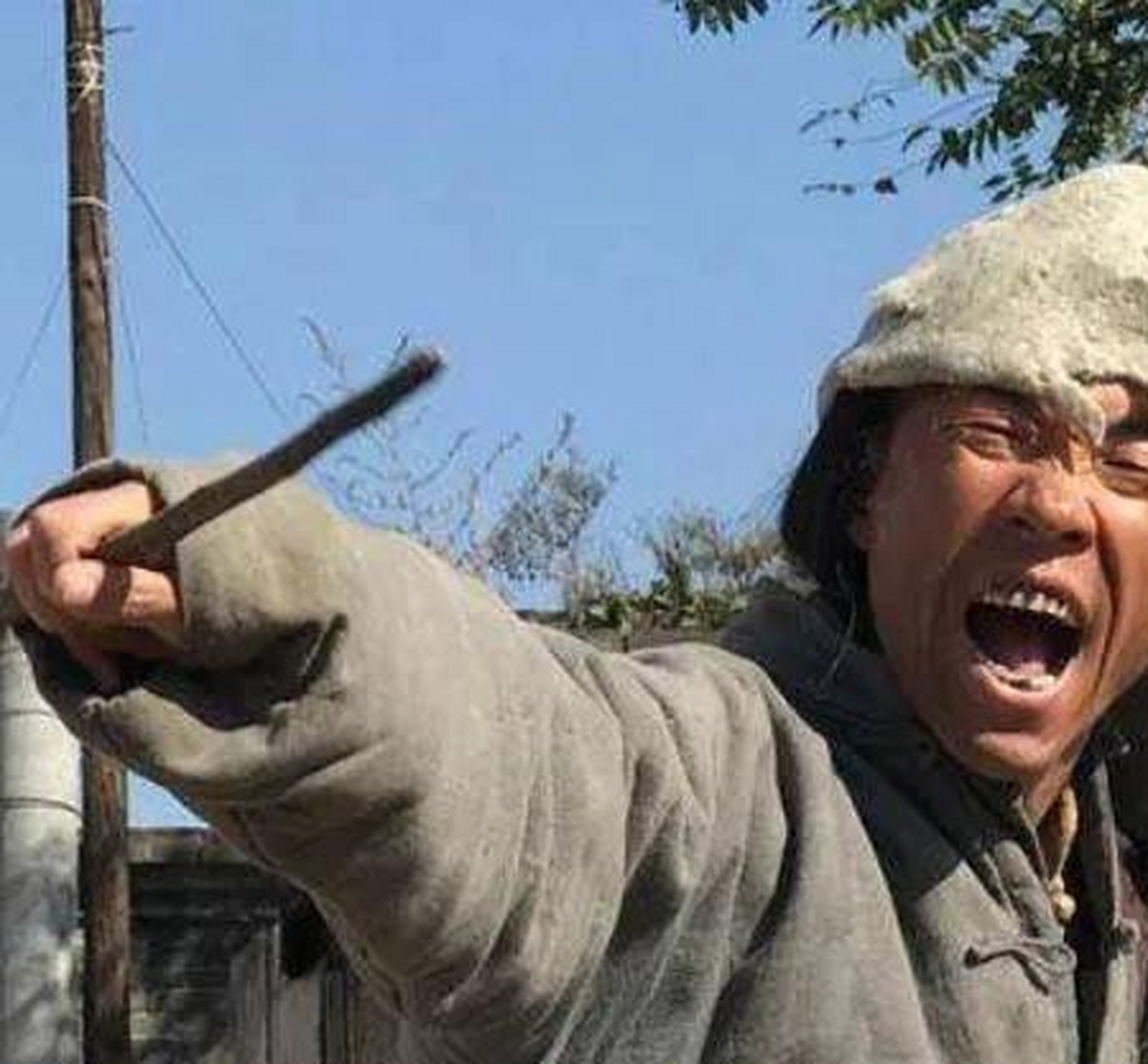 古时候,有一郎中无偿地给一傻子拔罐子,后宾客嫌傻子脏兮兮从此不再