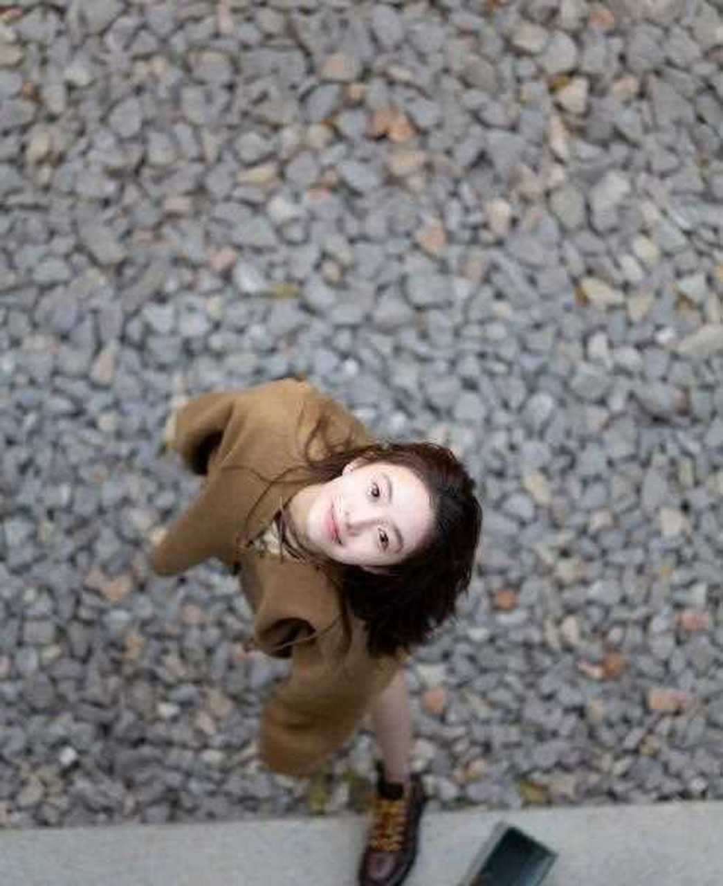 刘浩存登上《嘉人now》冬季刊封面,造型百变依然清纯,不管怎么拍都是