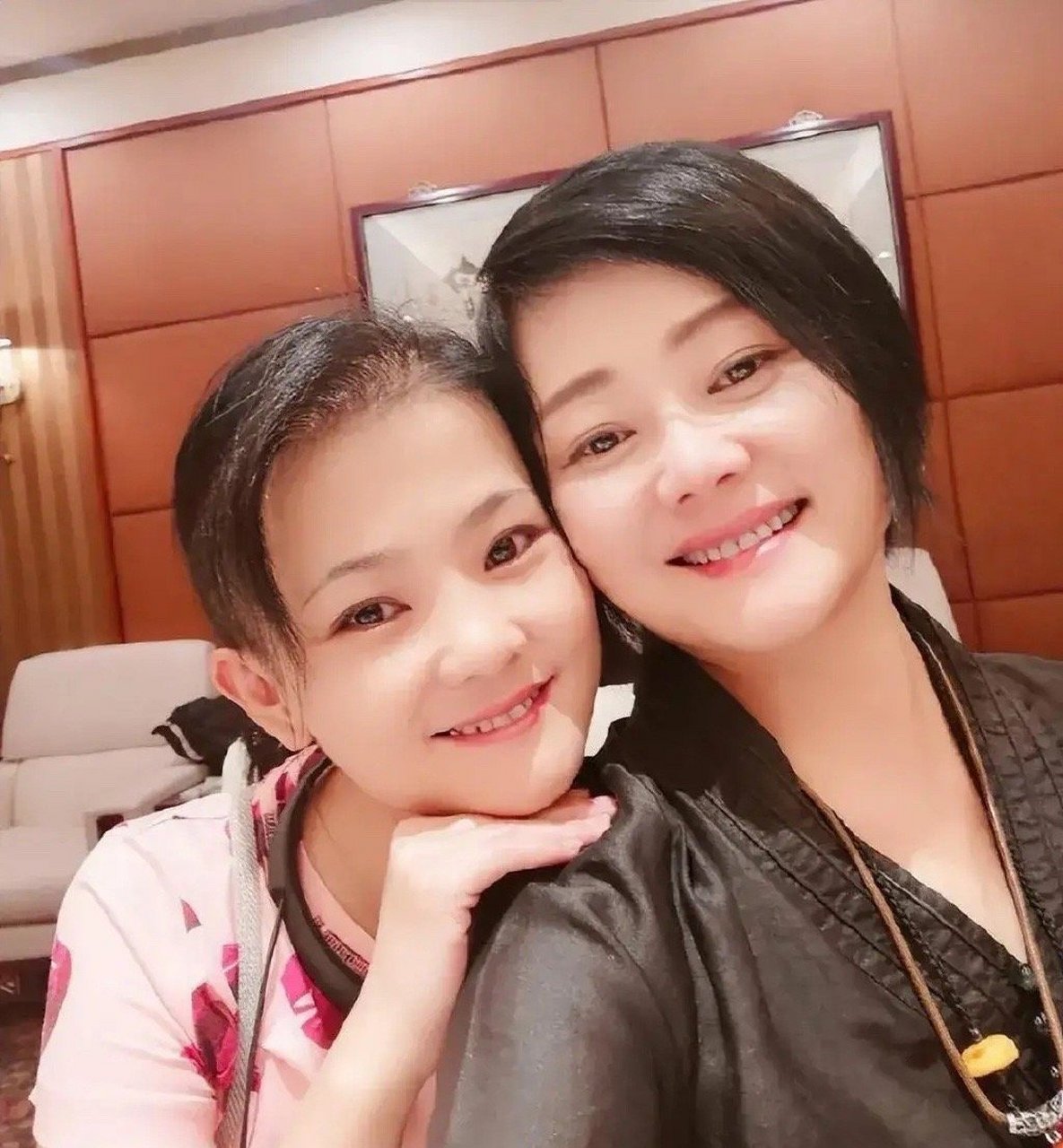 内地知名歌手何静怒斥大s:"你算个什么东西!真恶心人!
