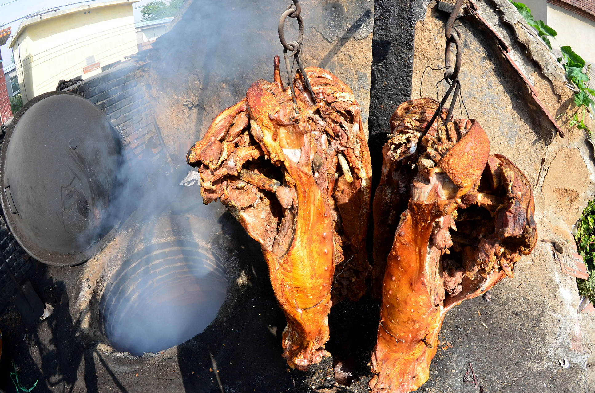黄家烤肉系济南名吃,起源于明未清初,距今已有300年历史,以整猪烤制