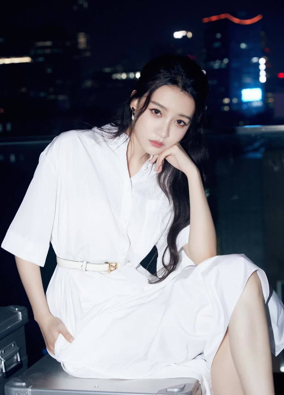 孙怡身穿白色开叉连衣裙,展现出曼妙的身材和优雅的气质.