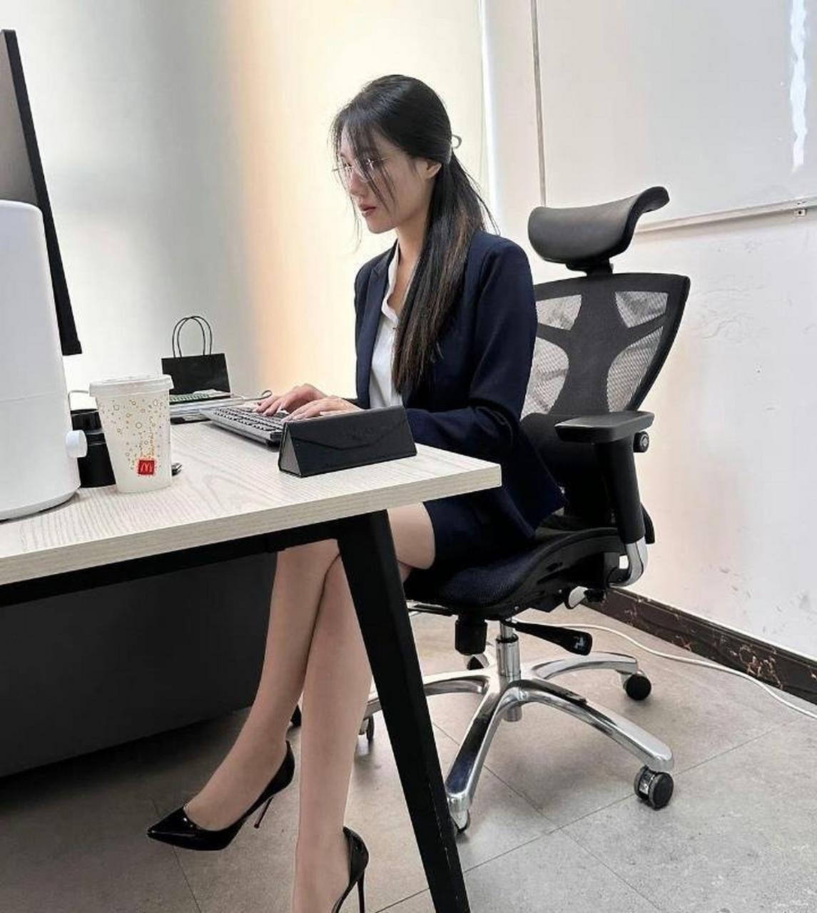 新来的办公室女主任,年轻有为