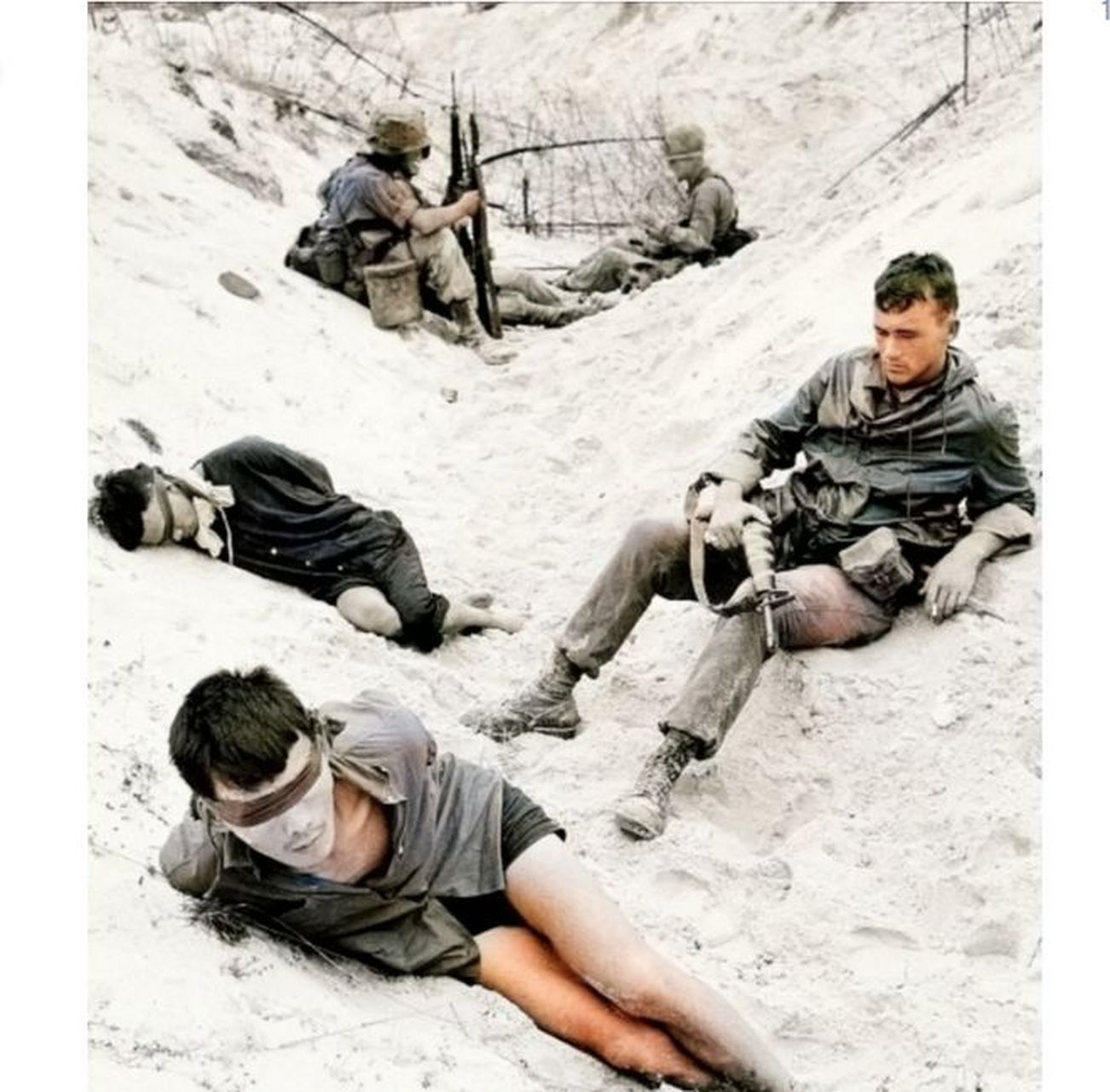 周围的美军士兵则不以为意地抽烟,打牌,完全不关注俘虏们的生死.