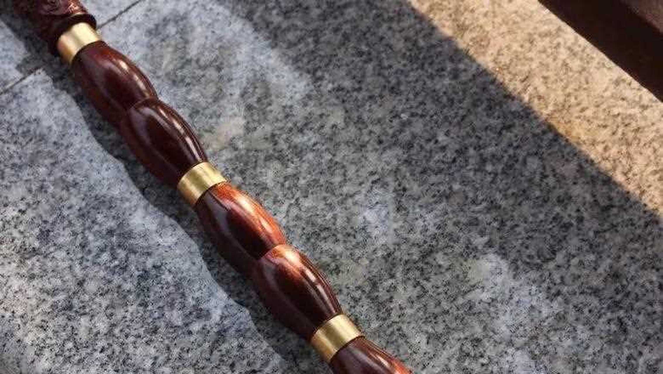 品名:大红酸枝龙头拐杖 型号:718d 孝心大使送礼,不忘父母养育恩,拐杖