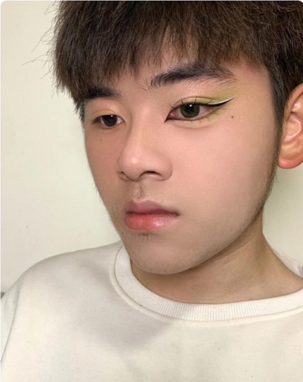 原来男生也有狐狸眼,别说还真的很有魅力.