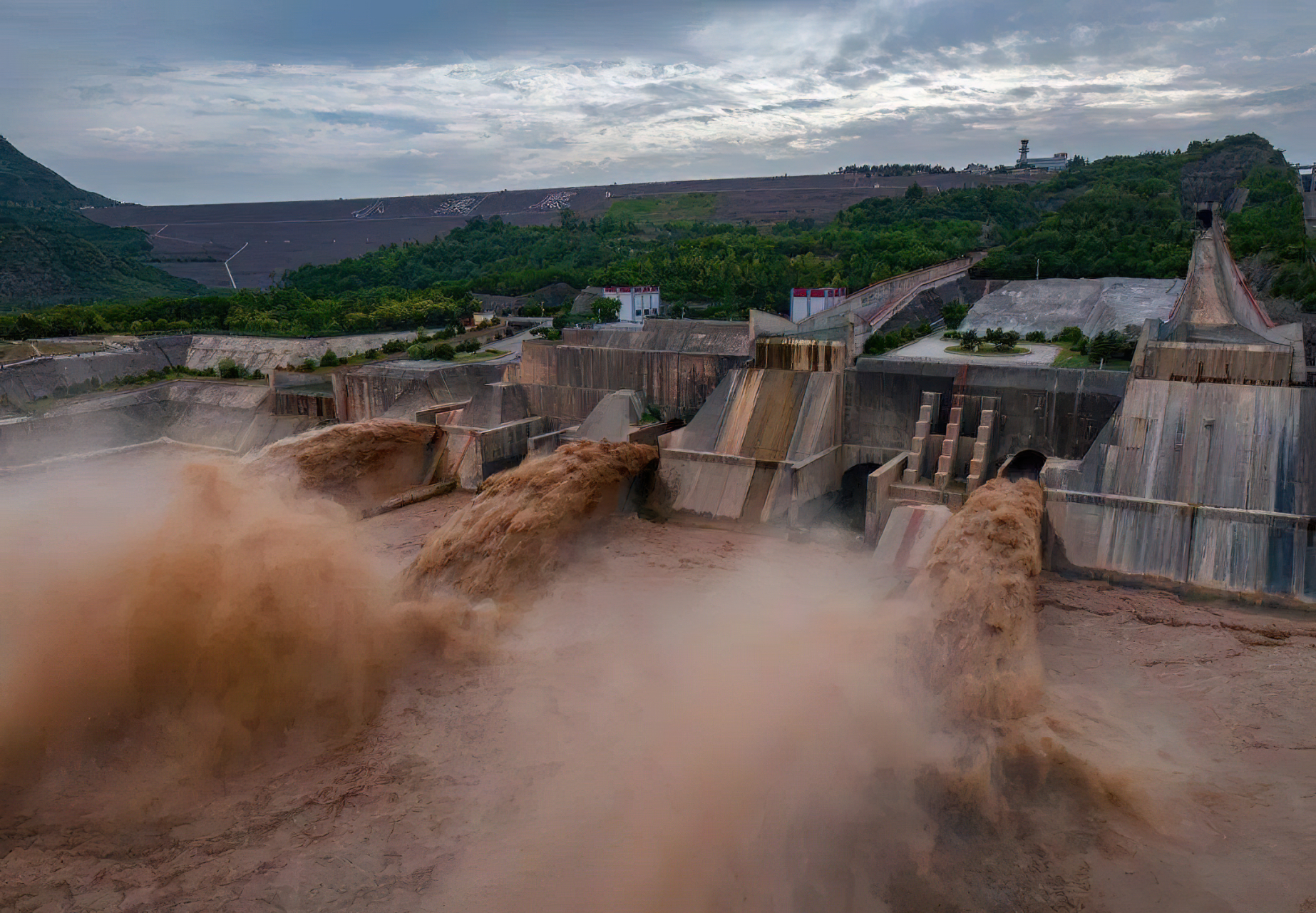 黄河小浪底水利枢纽模式于7月7日正式启动,其中一段火爆全网的视频.